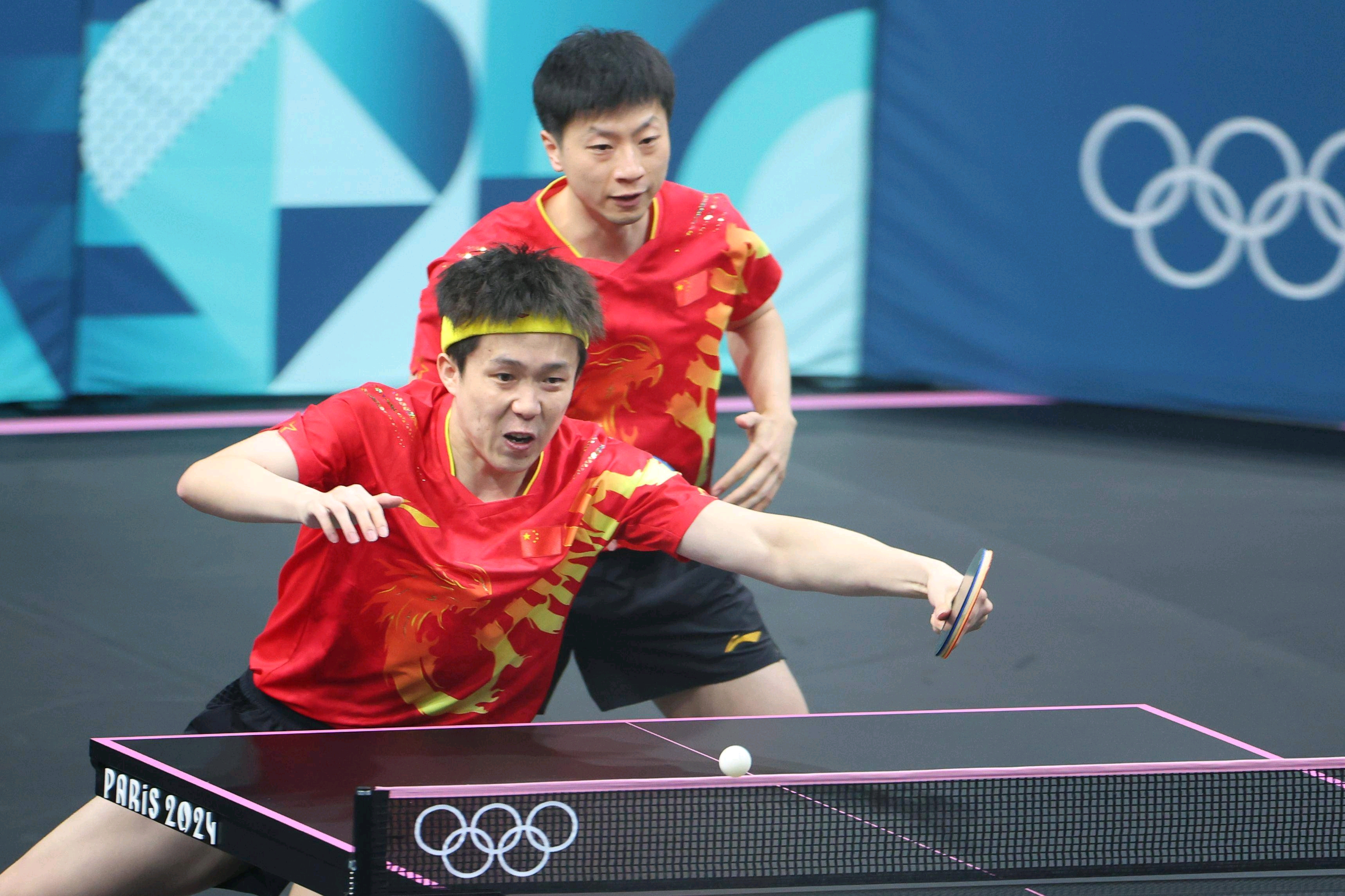 中国乒乓球队完胜英国乒乓球队，马龙送出助攻