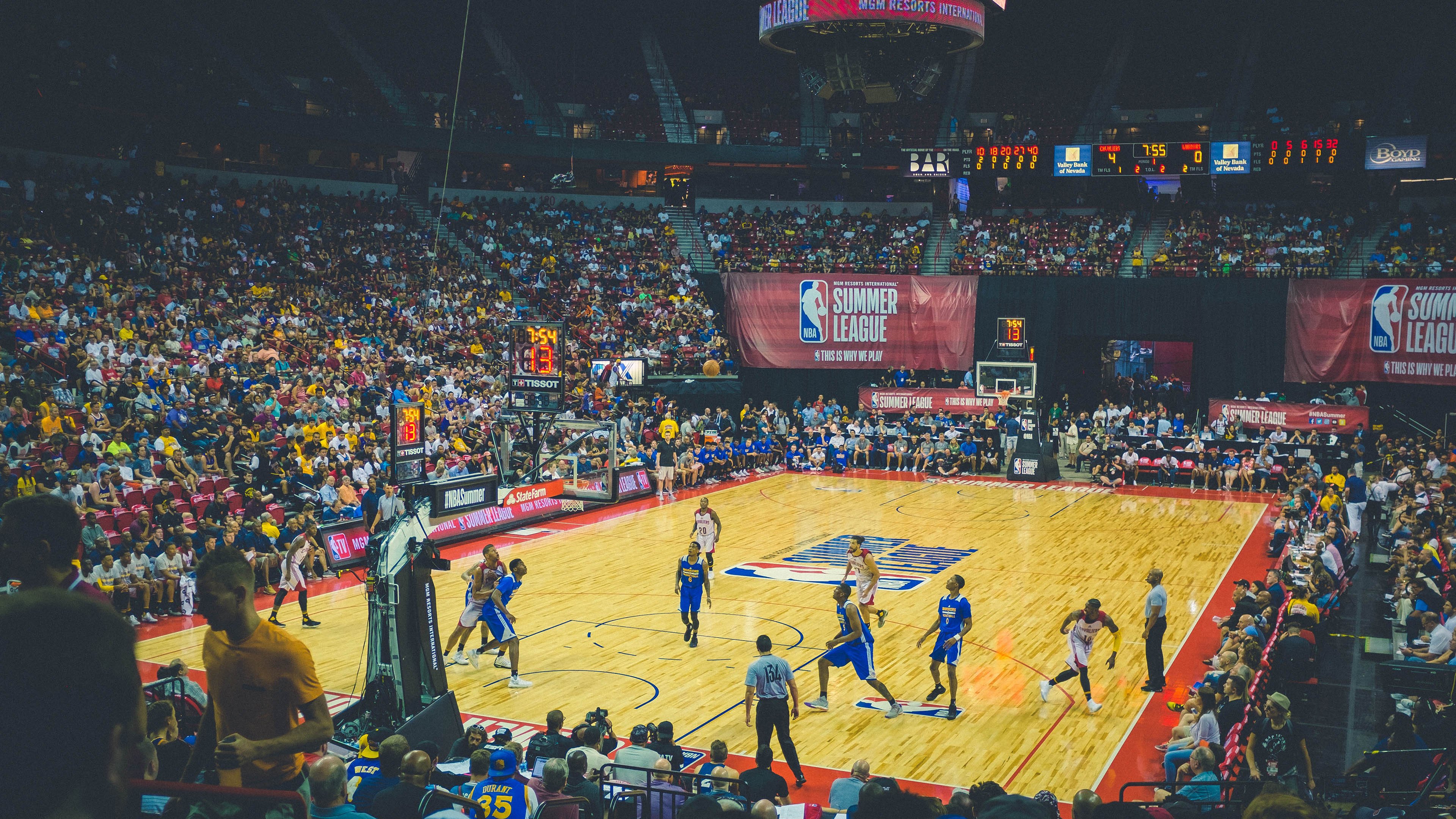 爱游戏入口-戈贝尔的铜墙铁壁，马刺对阵太阳中的防守艺术