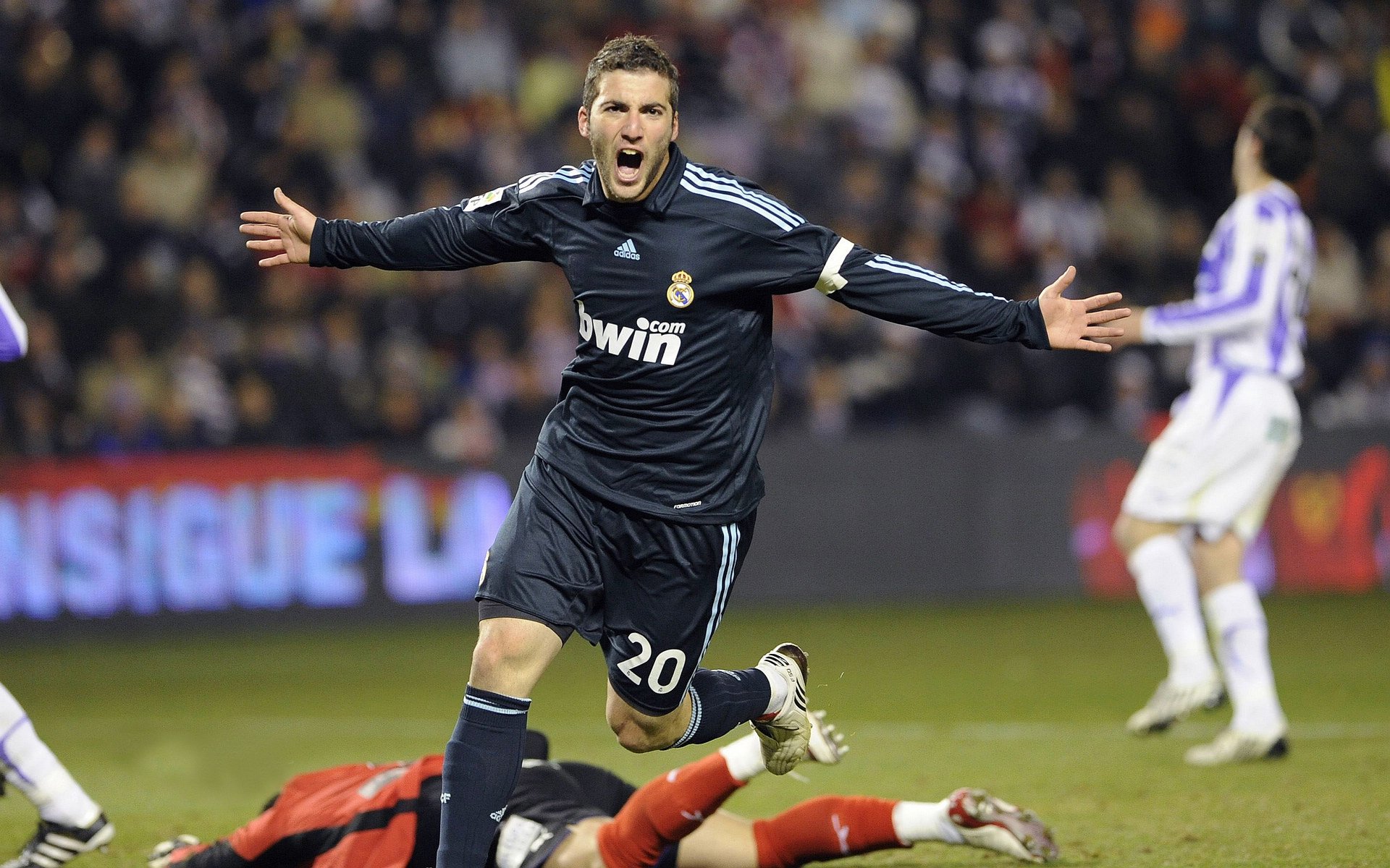 克瓦拉茨赫利亚冠军级表现闪耀,阿尔及利亚硬仗力克丹麦的战术启示